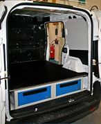 03_Ampio spazio nel furgone con cassettiere sottopavimento